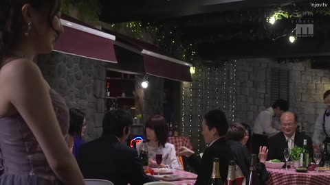 Cô Dâu Bị Co Giật Và Tiểu Tiện Khi Một Chàng Trai Thích Đồ Hở Hang Lén Lút Chui Vào Váy Và Nghịch Ngợm Âm Hộ