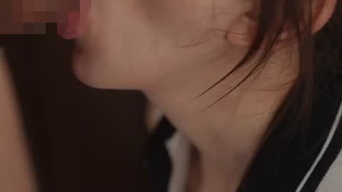 Cô nàng mới cưới bị lão già bẩn thỉu cạnh bên tấn công khi góp ý về mùi hôi