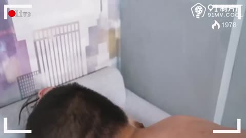 Mất việc, cô nàng phải đi đóng phim sex để kiếm tiền trả nợ